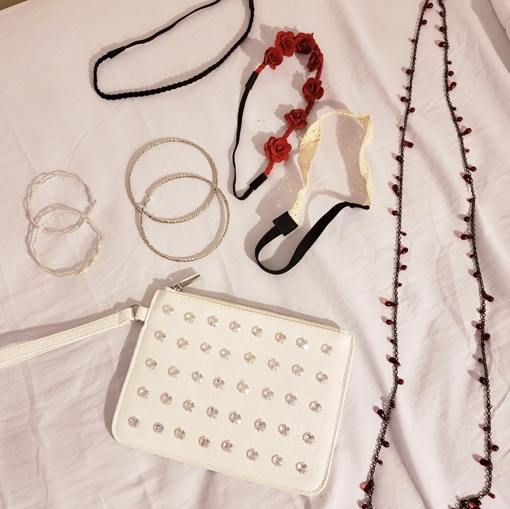 7 piece Accessorie bundle includes wristlet.